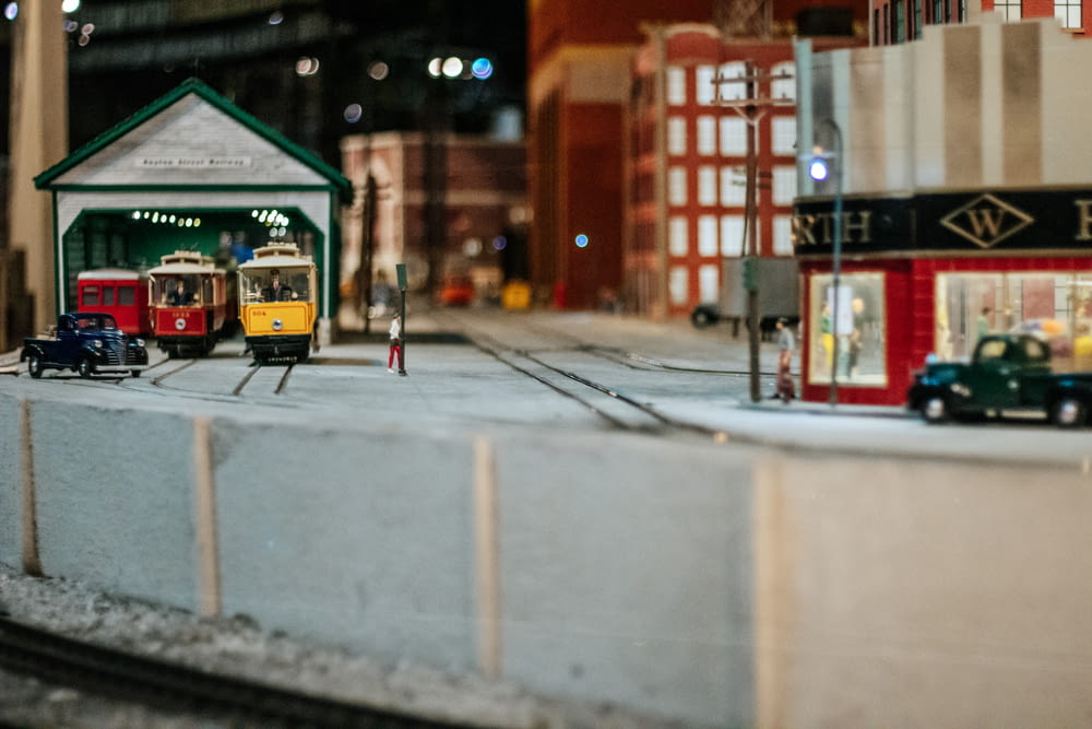 un modello di una stazione ferroviaria con un treno sui binari