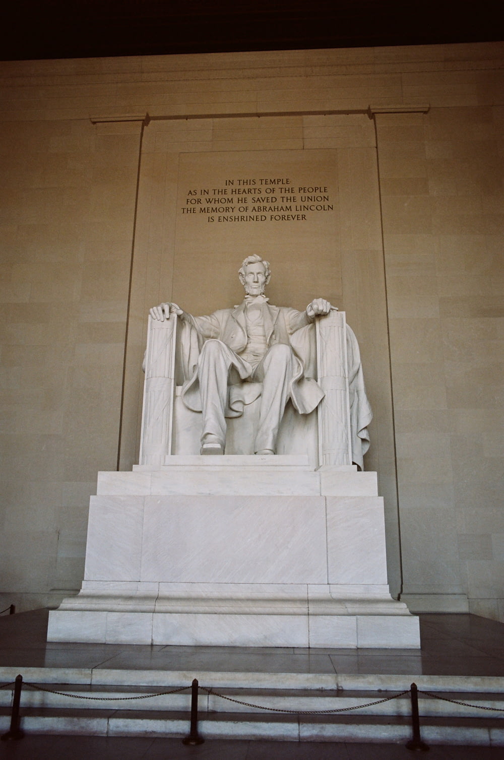 Una estatua de Abraham Lincoln frente al Lincoln Memorial
