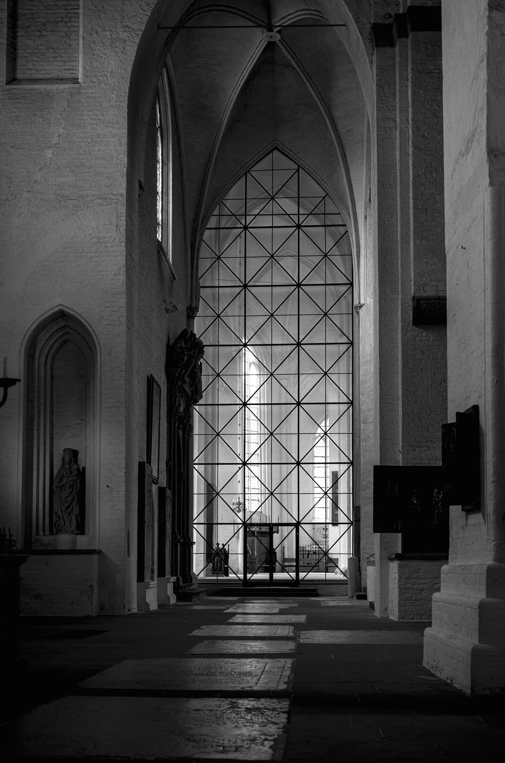 교회 입구의 흑백 사진