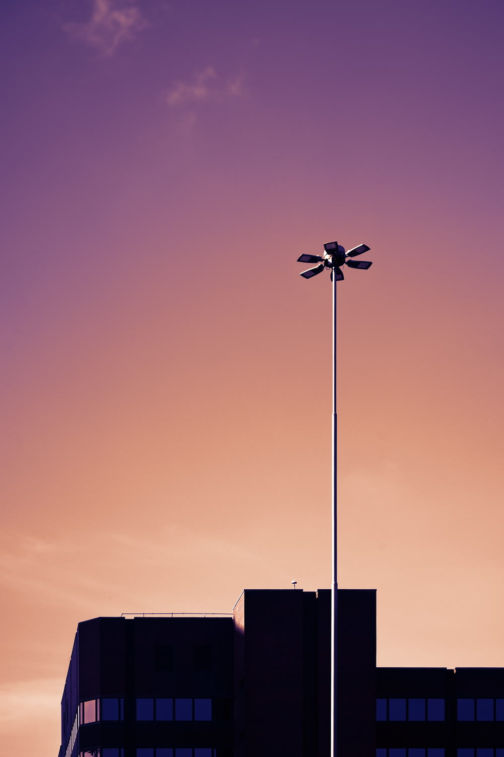 Un lampione con un edificio sullo sfondo