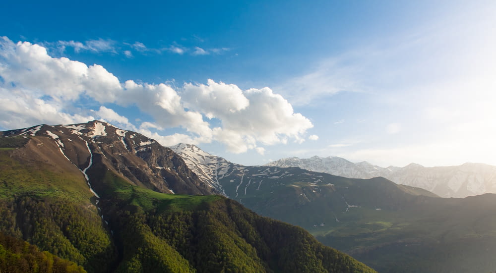 une vue d’une chaîne de montagnes avec des montagnes enneigées en arrière-plan
