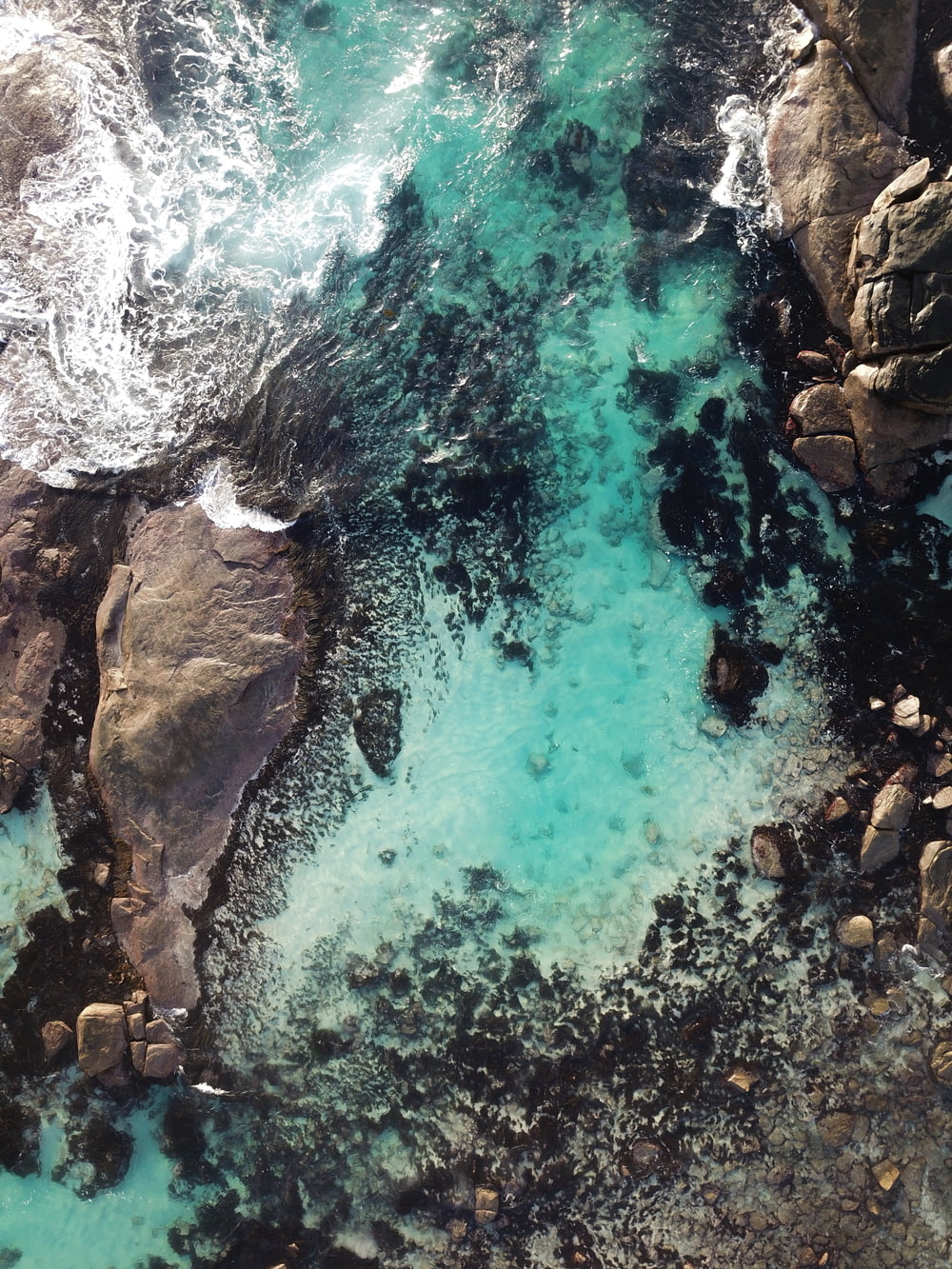 uma vista aérea de um corpo de água cercado por rochas