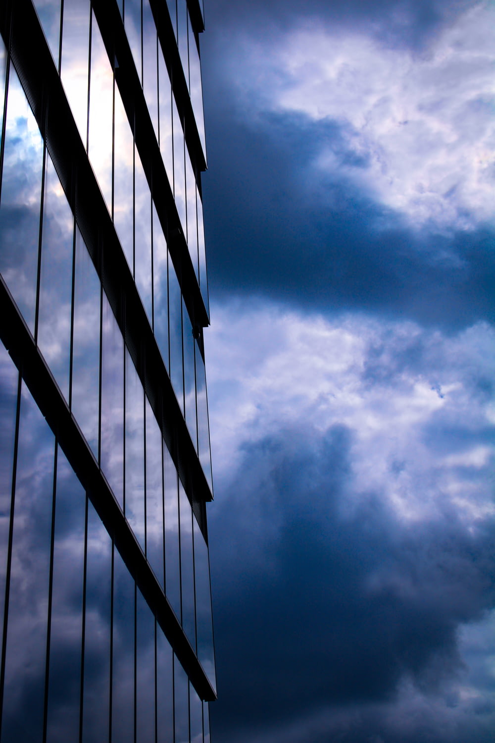 um edifício alto sentado sob um céu azul nublado