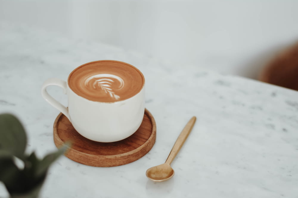 una taza de café en un platillo con una cuchara