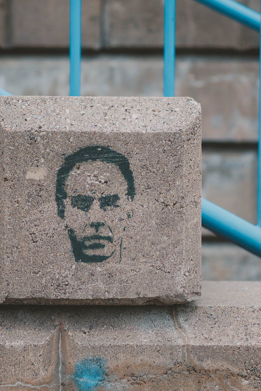 un bloc de ciment avec une photo d’un homme dessus