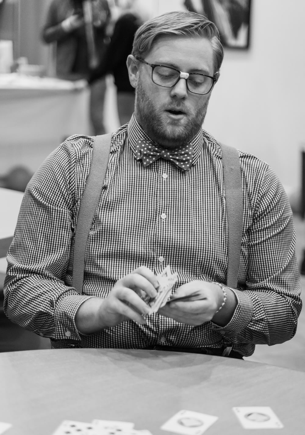 um homem sentado em uma mesa jogando um jogo de dominó