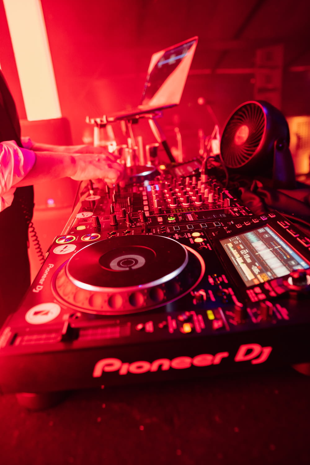 a dj turntable with a red light