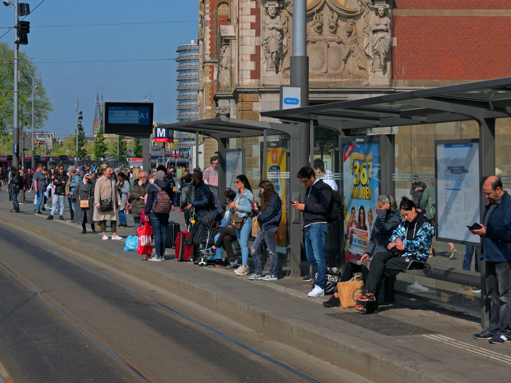 um grupo de pessoas esperando em um ponto de ônibus