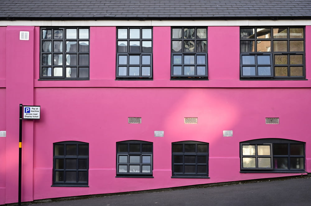 Un edificio rosa con ventanas