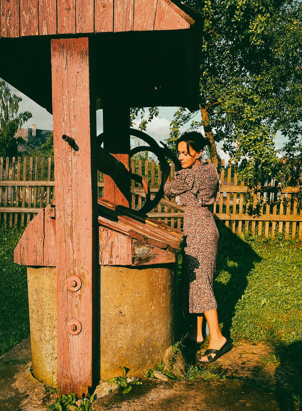Eine Frau steht neben einer Holzkonstruktion