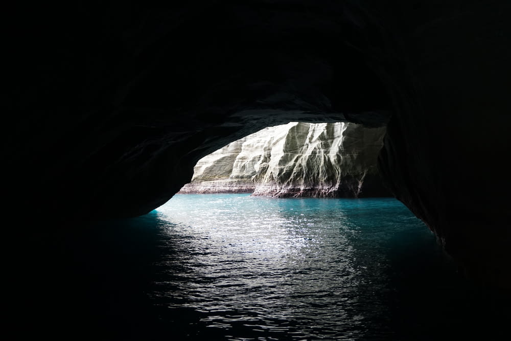 水面からの洞窟内部の眺め