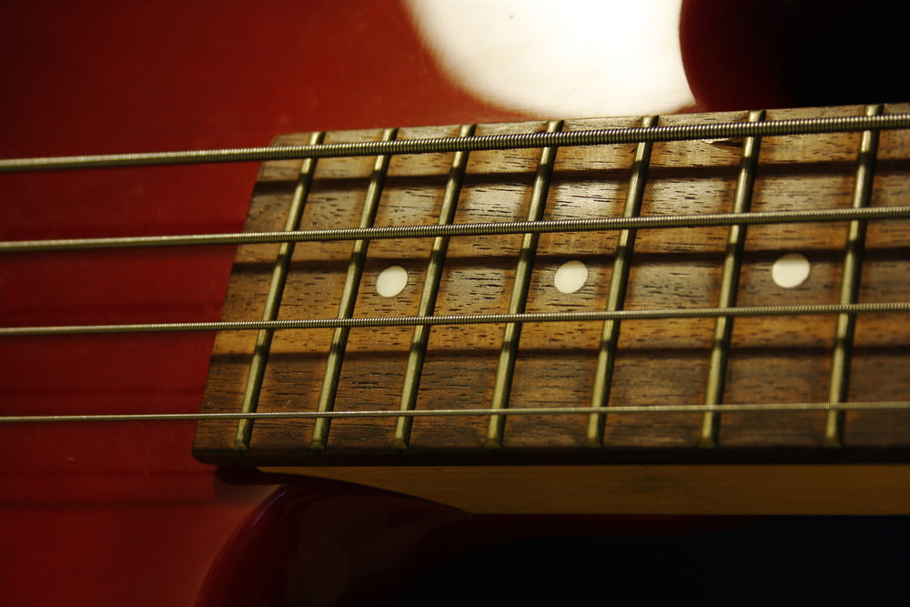 a close up of the frets of a guitar