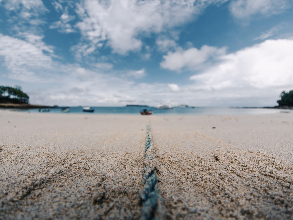 uma praia com uma linha desenhada na areia