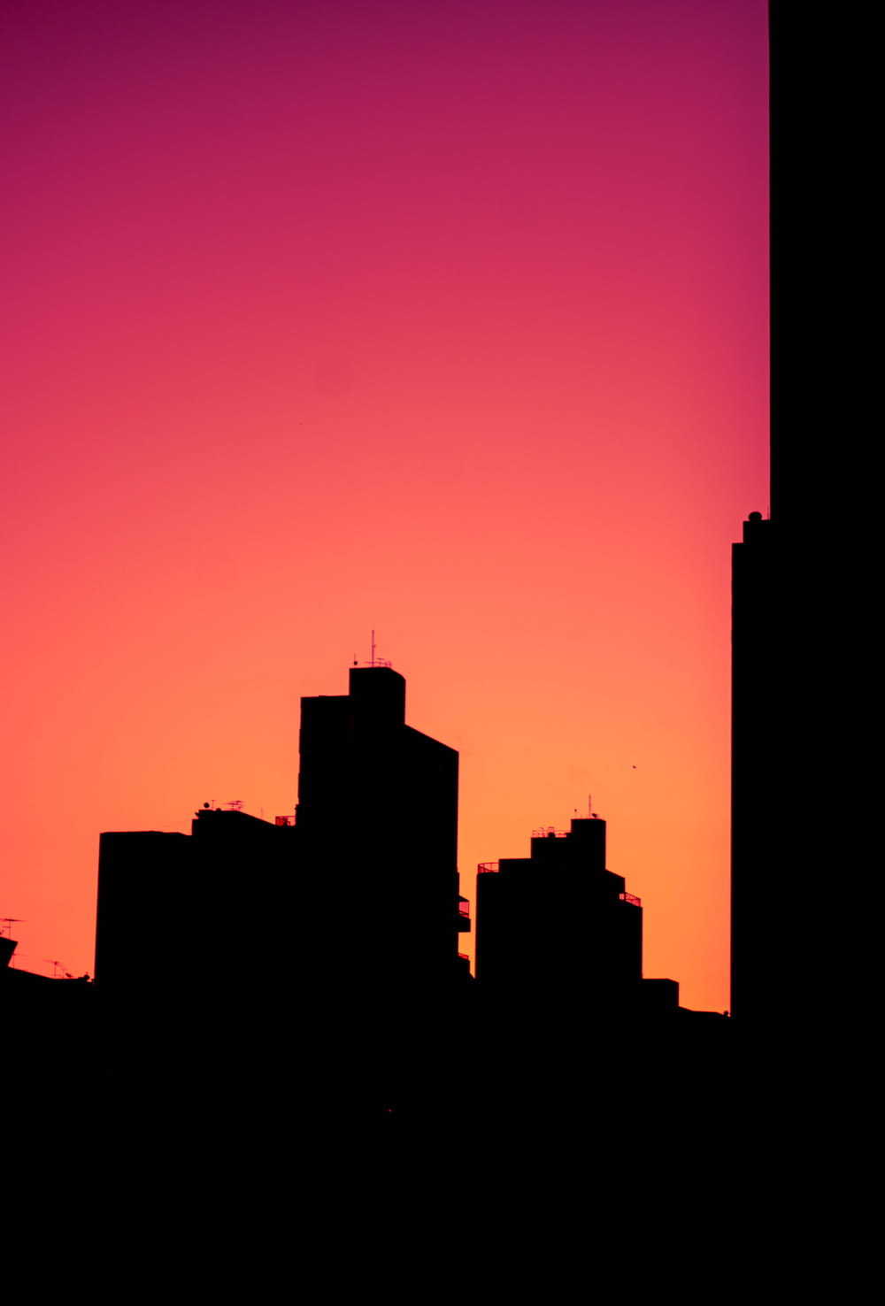 La silhouette d’un horizon de la ville au coucher du soleil