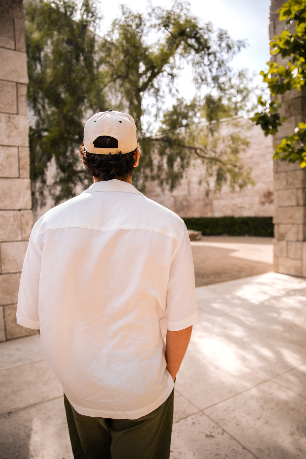 a man in a white shirt and a white hat