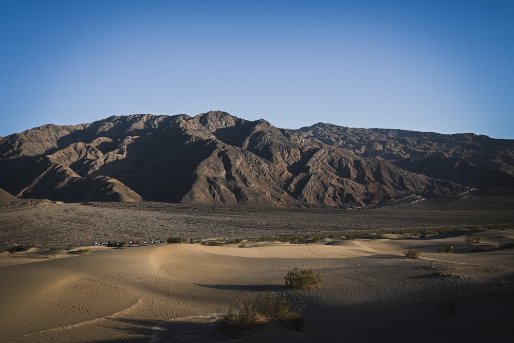 山のある砂漠の風景