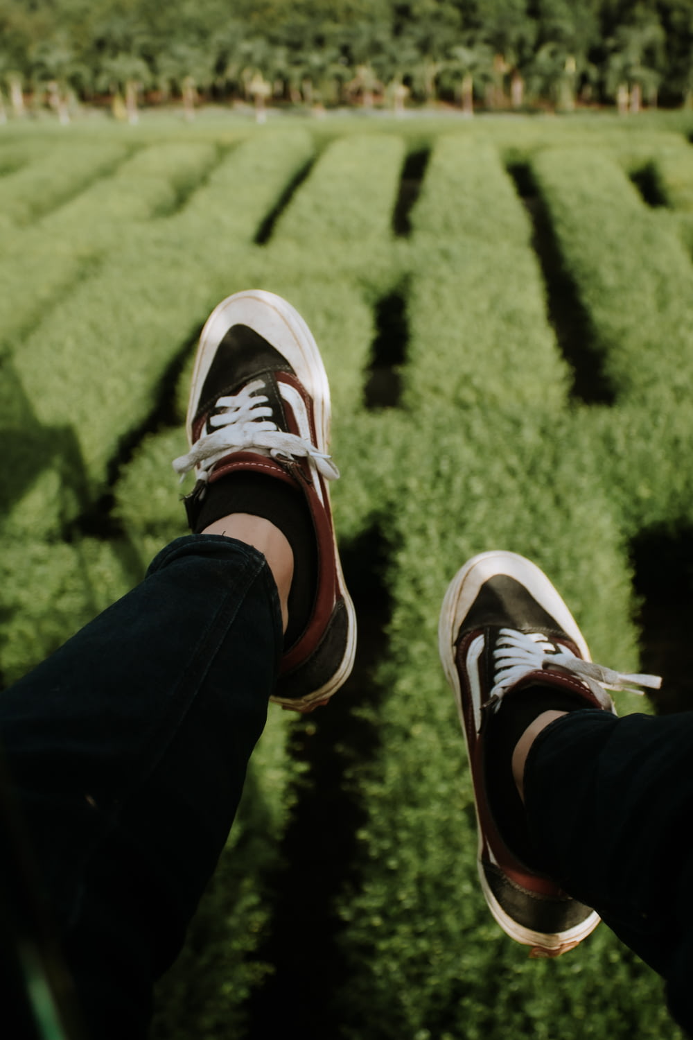 um par de pés em sapatos brancos na grama
