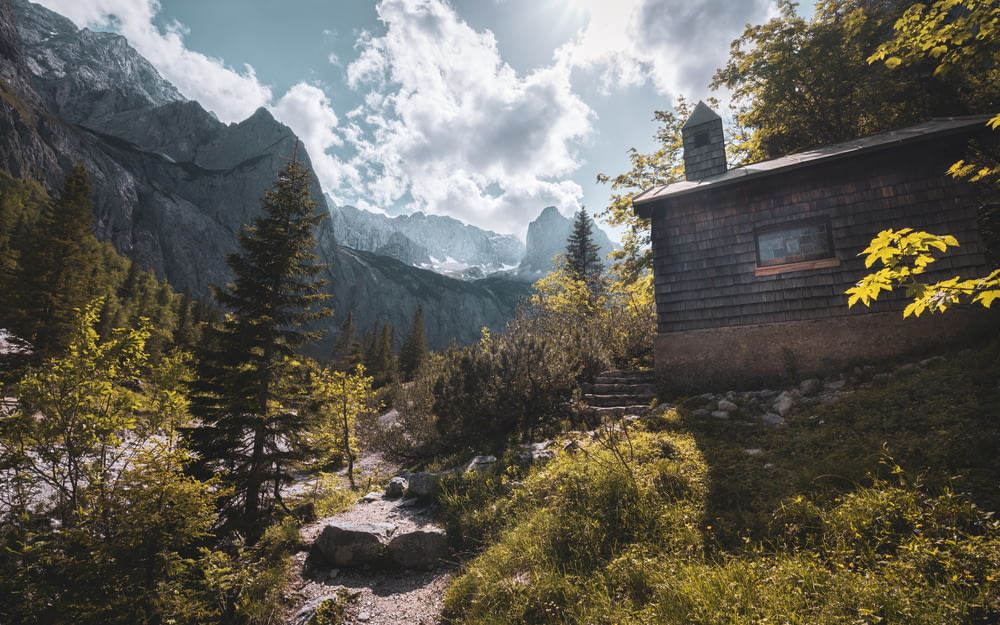 uma casa nas montanhas