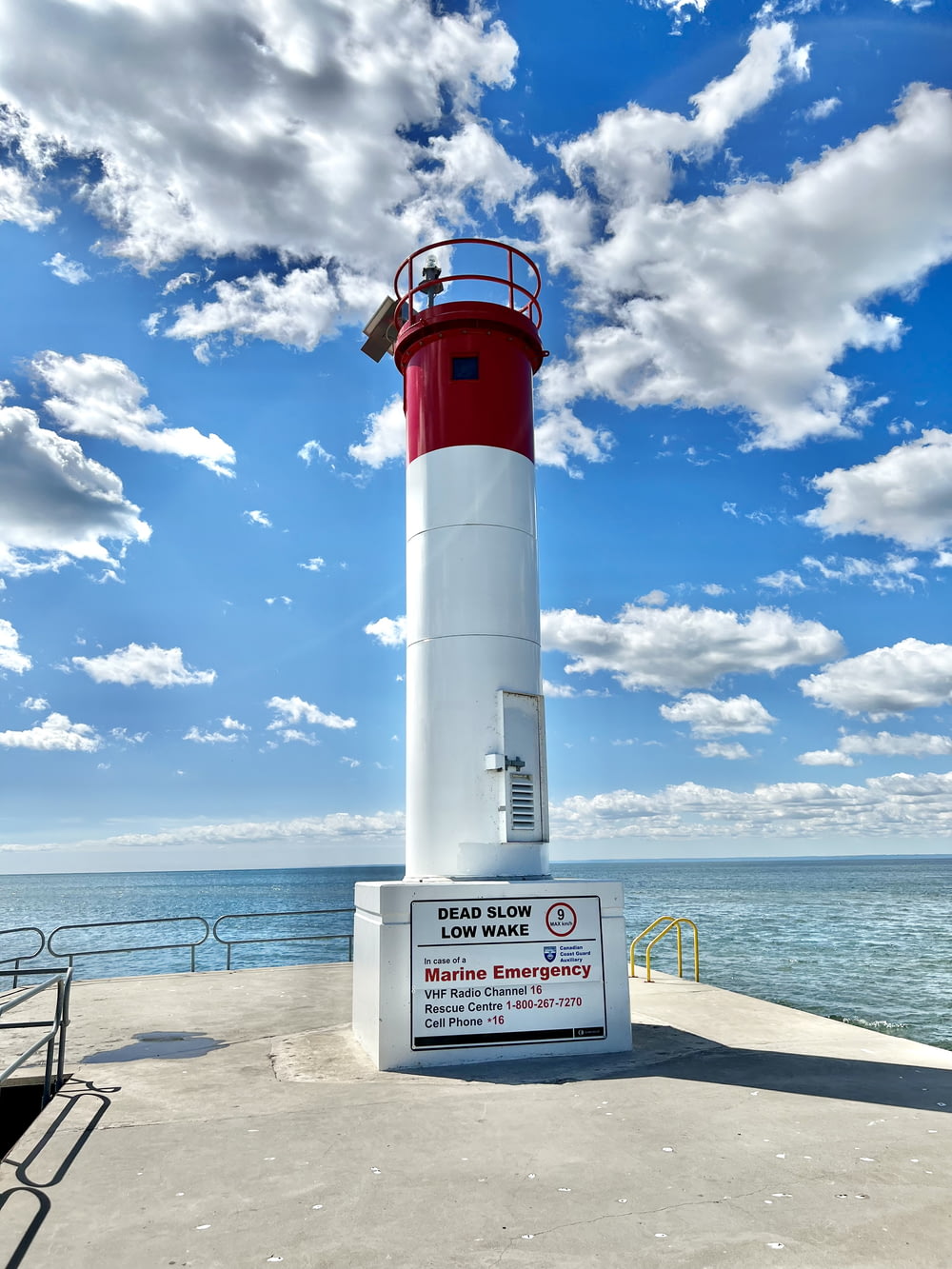 Ein Leuchtturm auf einem Pier