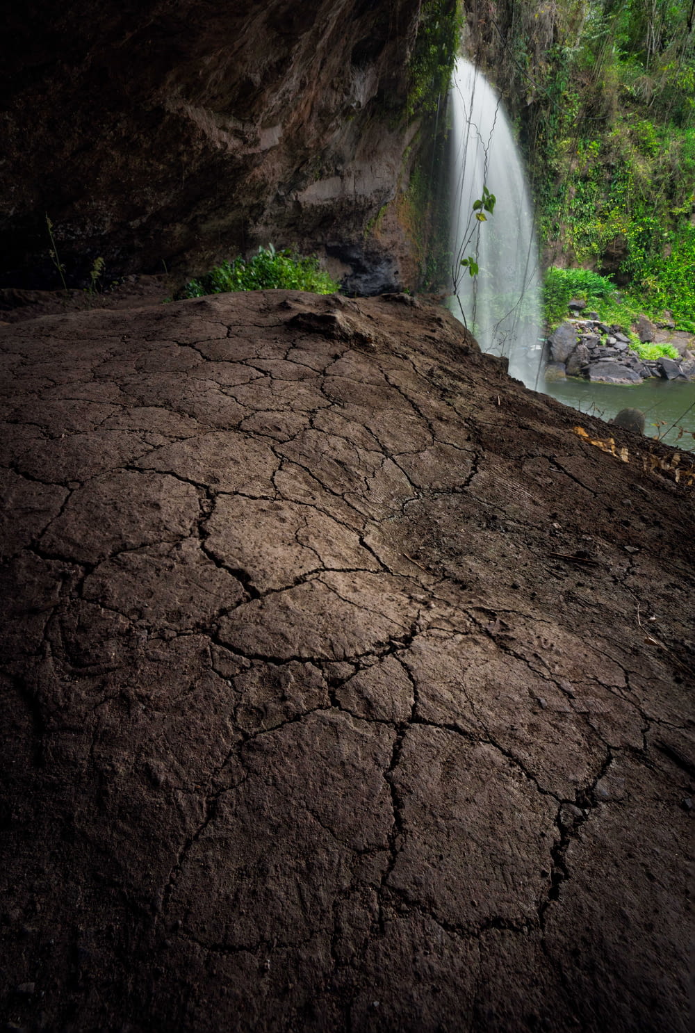 Ein großer Felsen mit einem Wasserfall