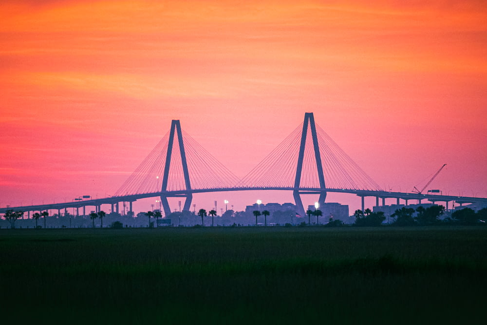 Puente Arthur Ravenel Jr. con una puesta de sol al fondo