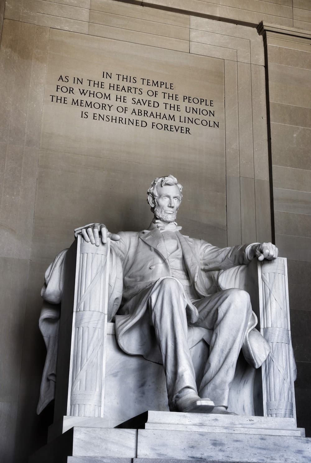 una estatua de un hombre con el Lincoln Memorial en el fondo
