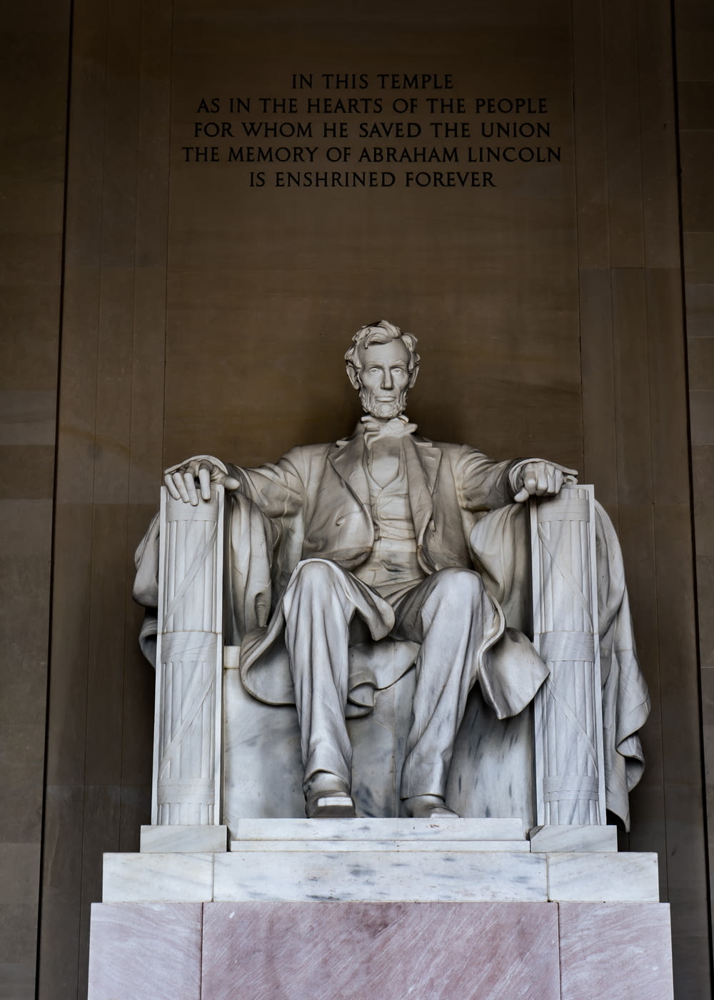 una estatua de una persona con Lincoln Memorial en el fondo