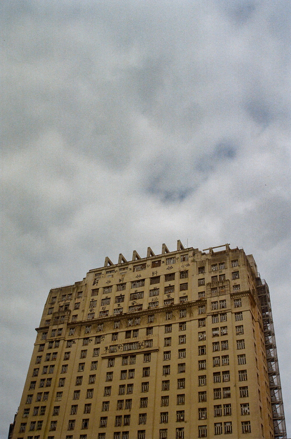 Un edificio alto con un cielo nublado