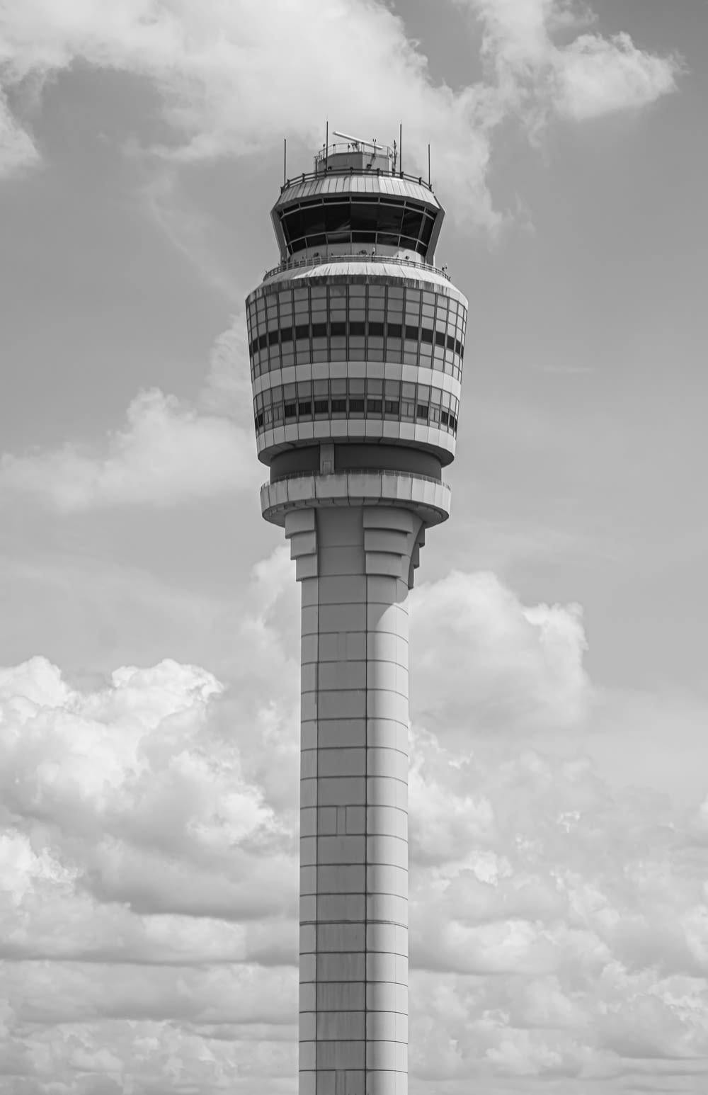 Ein hoher Turm mit Wolken im Hintergrund