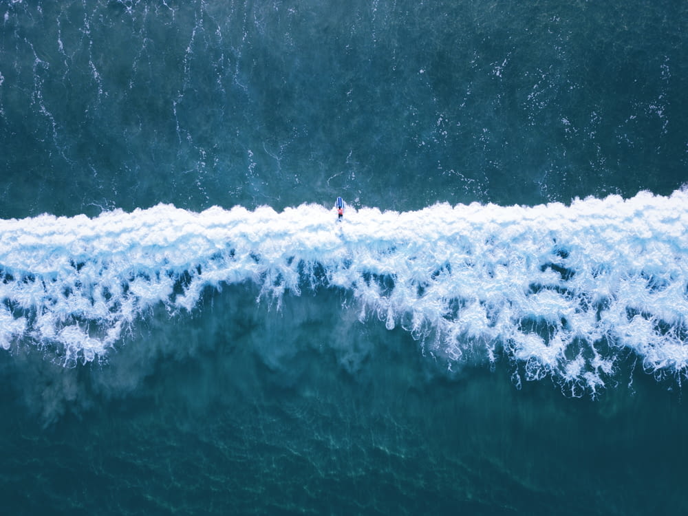 Eine Person, die auf einer Welle surft