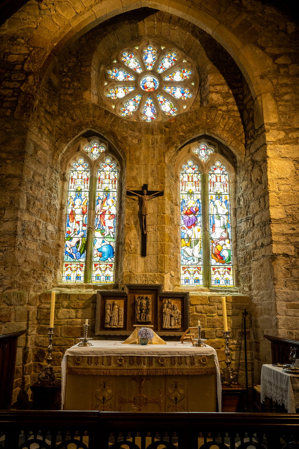 Una gran vidriera en una iglesia