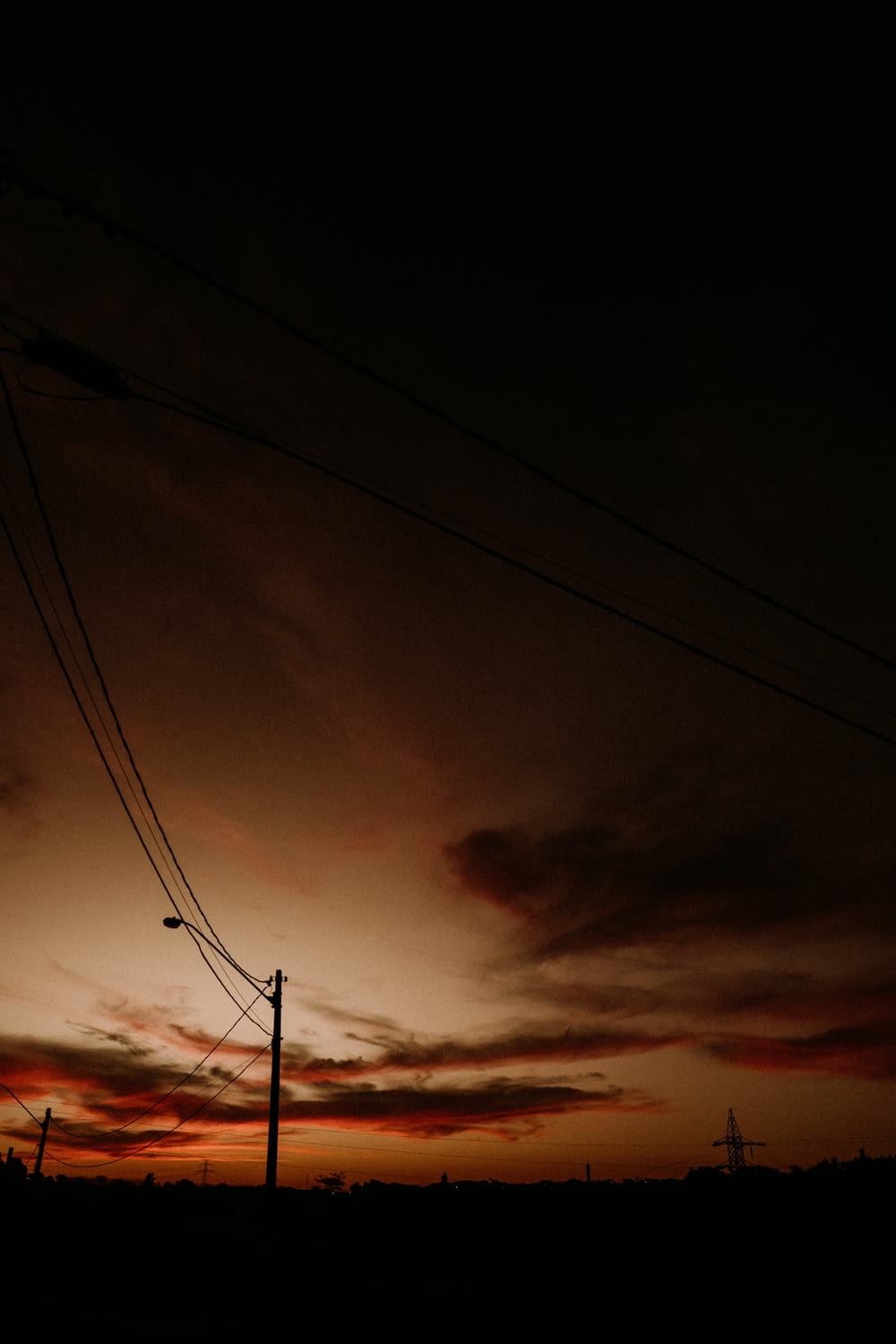 Un tramonto con le linee elettriche