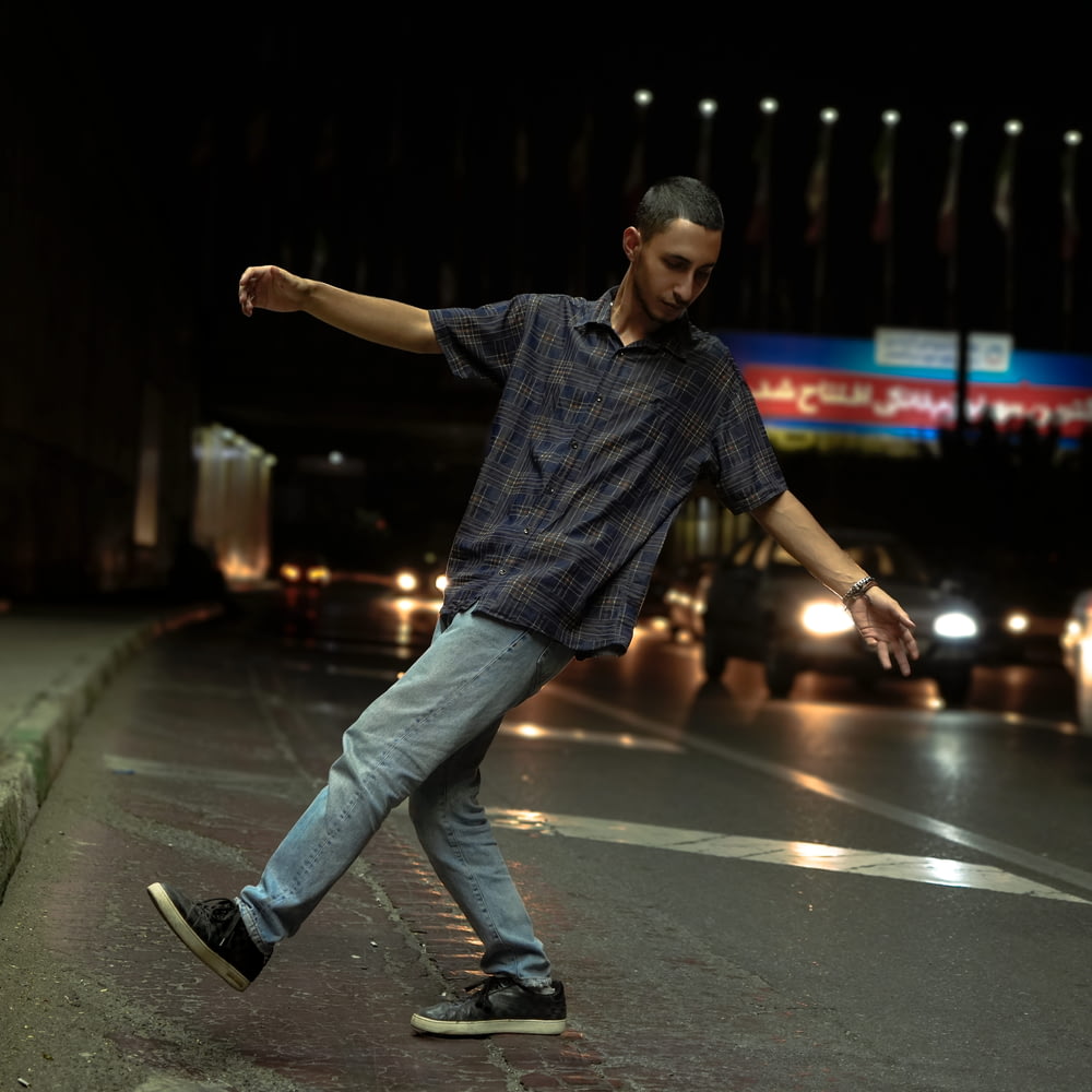 Un hombre bailando en una calle
