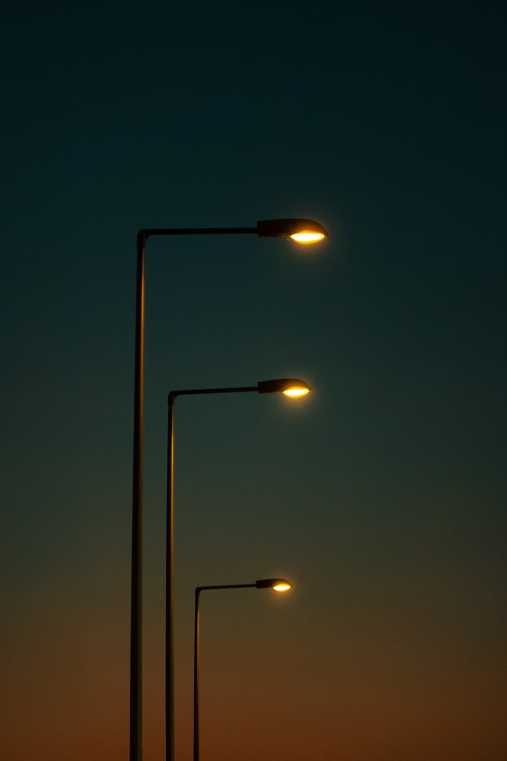 uma fileira de lâmpadas de rua