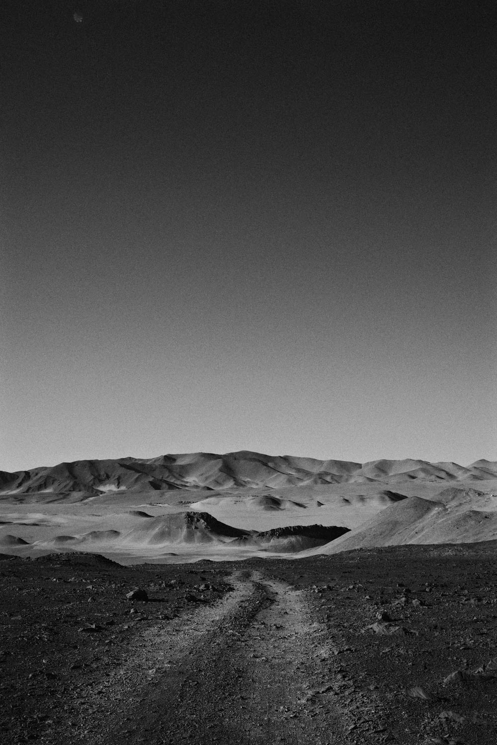Un paysage désertique avec des collines