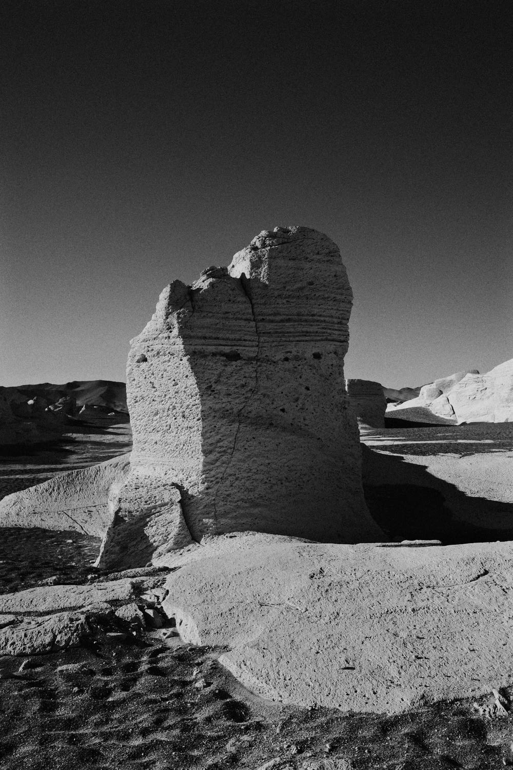 Un gros rocher au milieu d’un désert