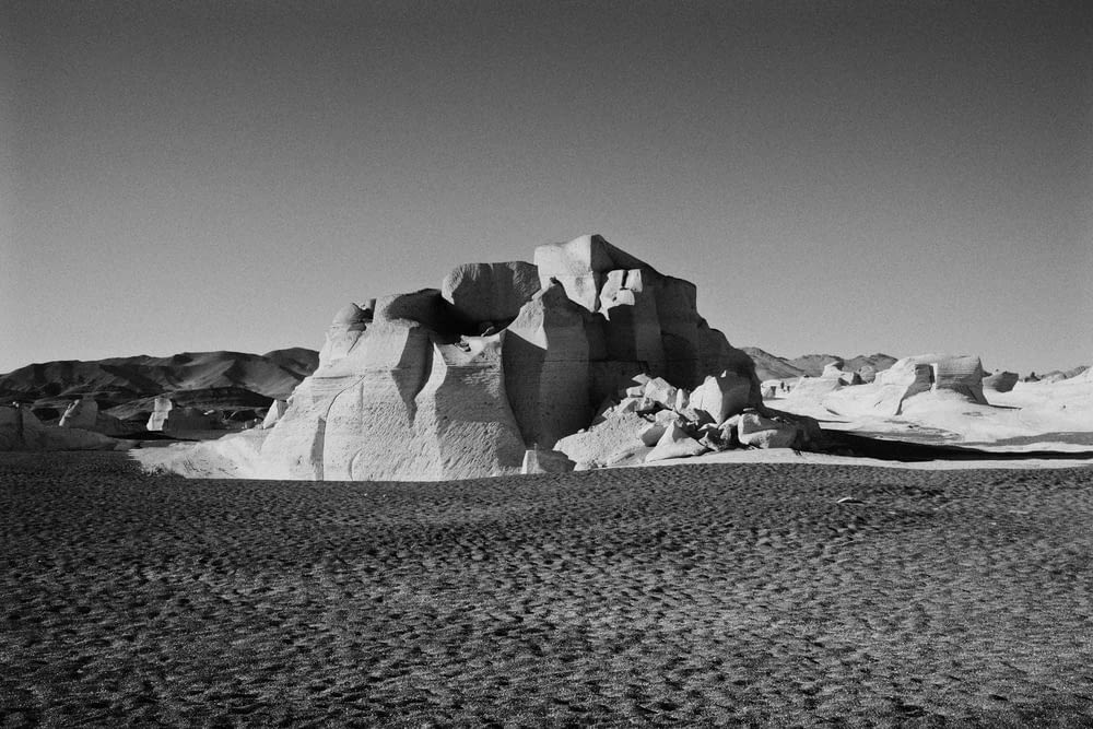 Un groupe de gros rochers dans un désert