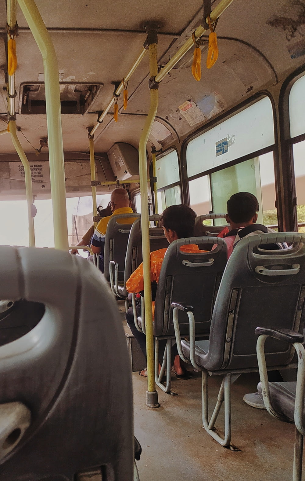 Un grupo de personas viaja en un autobús