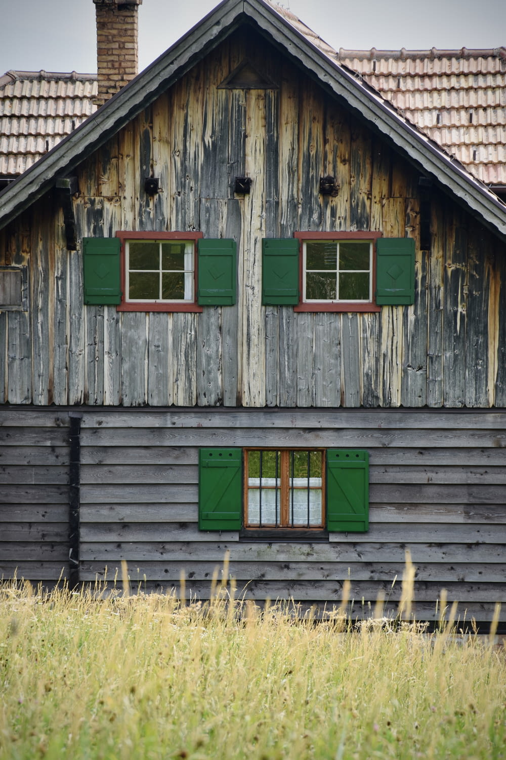 ein Holzhaus mit grünen Fensterläden