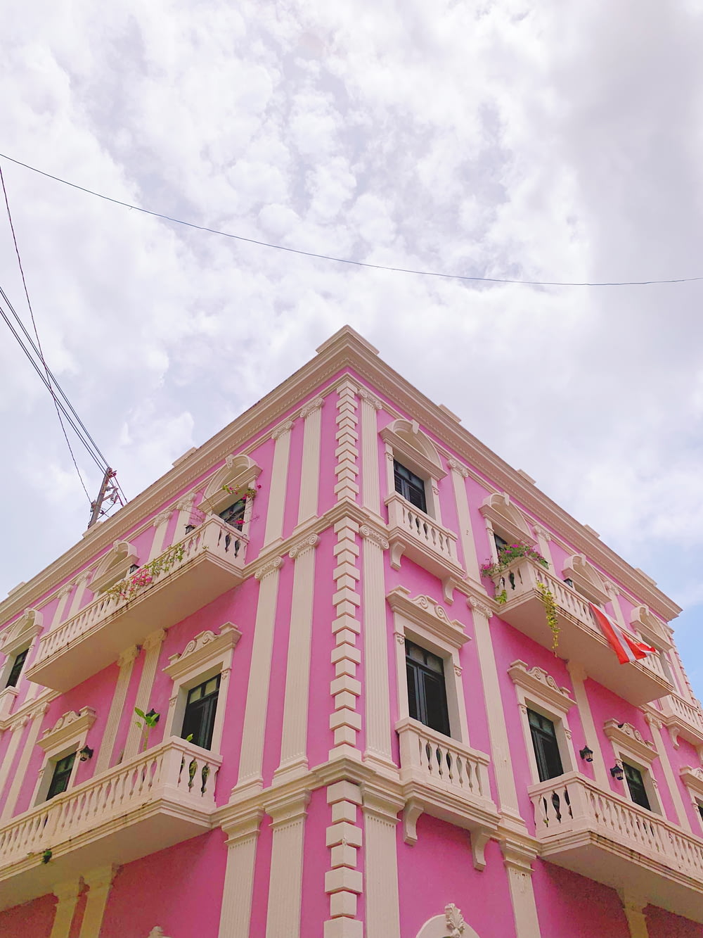 白い屋根のピンクの建物