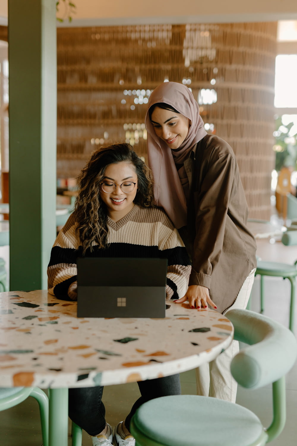 Una donna e una ragazza che guardano un computer portatile