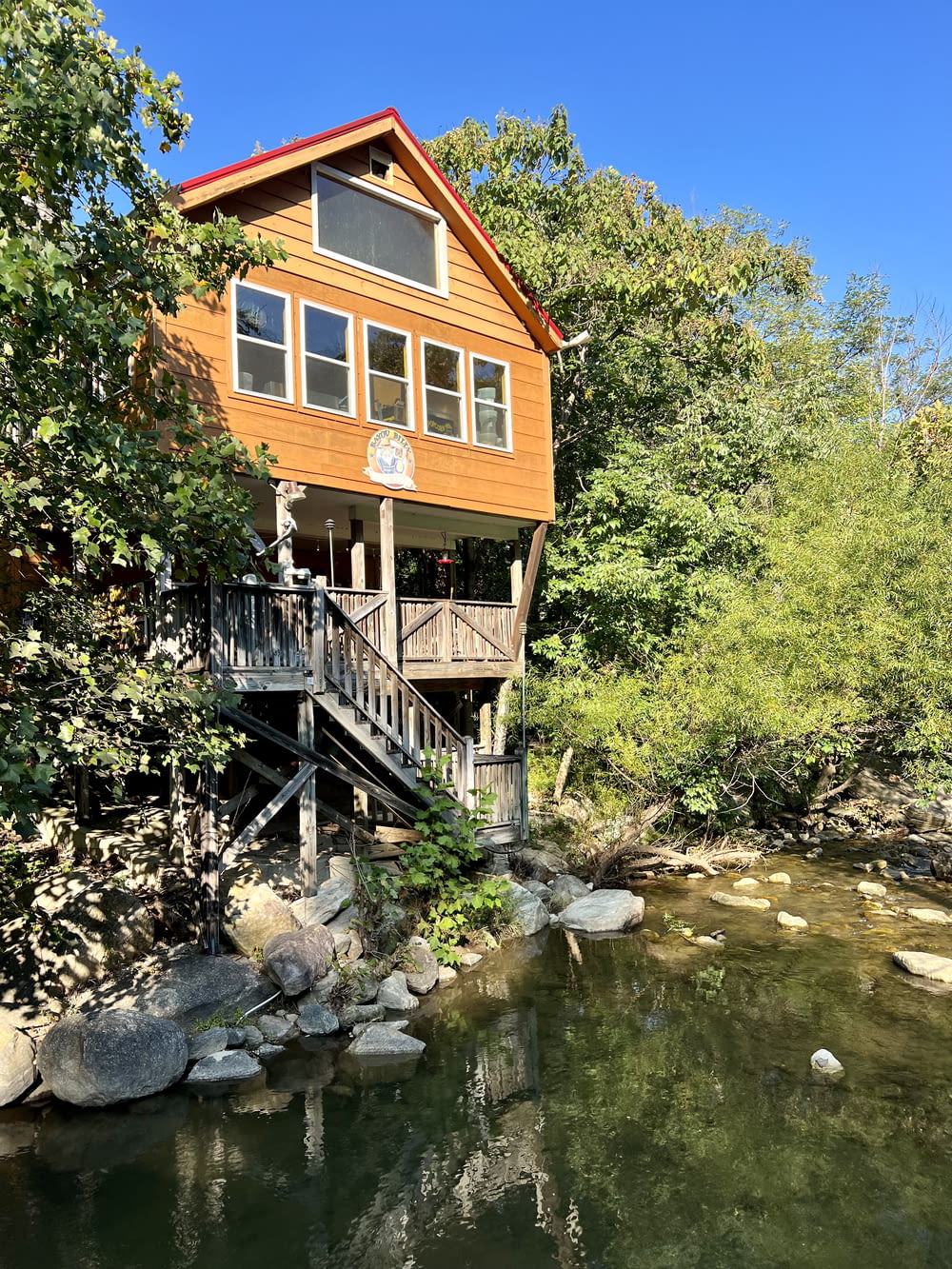 Une maison avec une rivière en face
