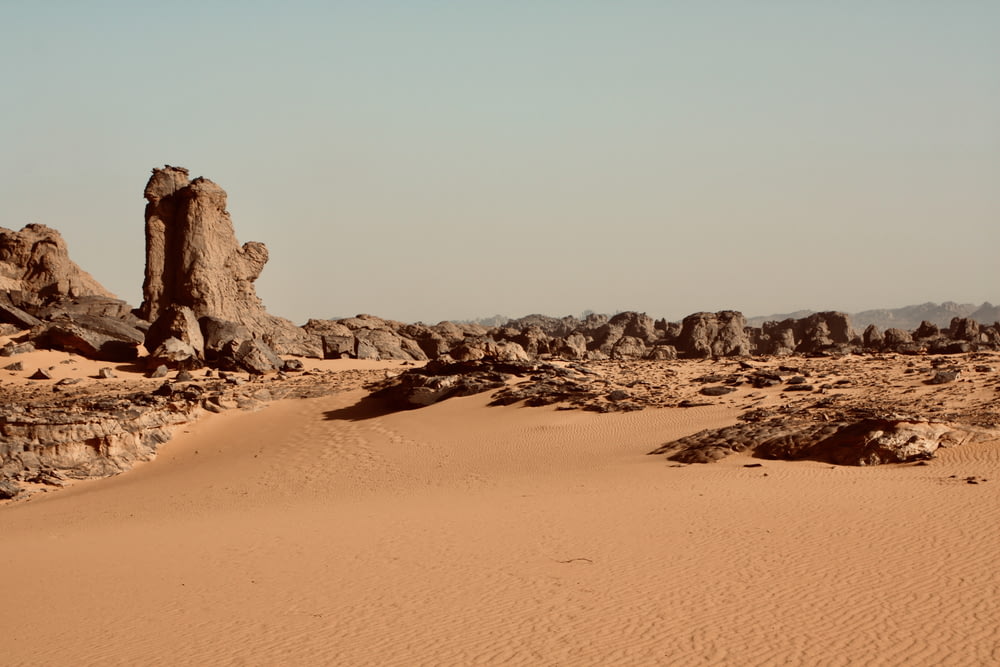 Un paisaje desértico con algunas rocas grandes