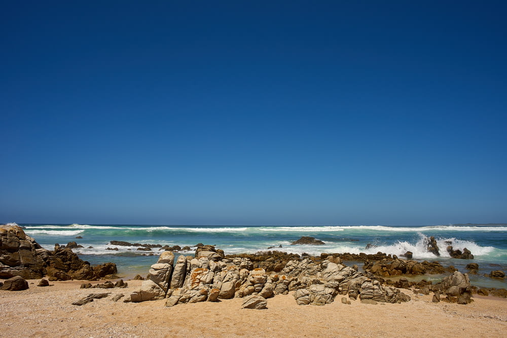 波が打ち寄せる岩だらけのビーチ
