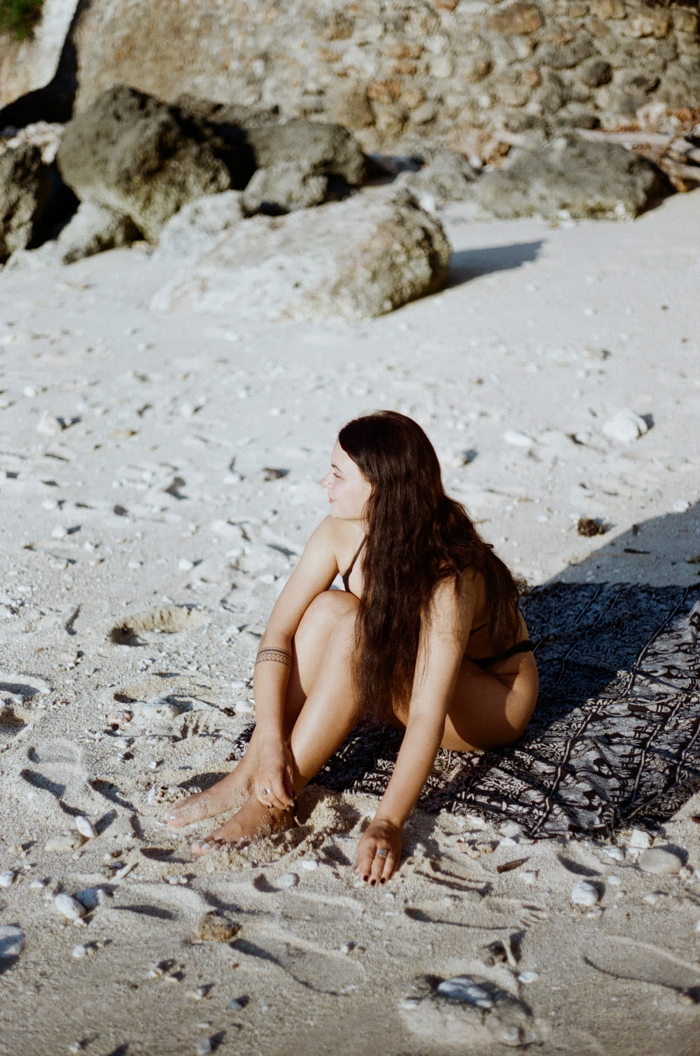 Eine Person, die auf dem Sand sitzt
