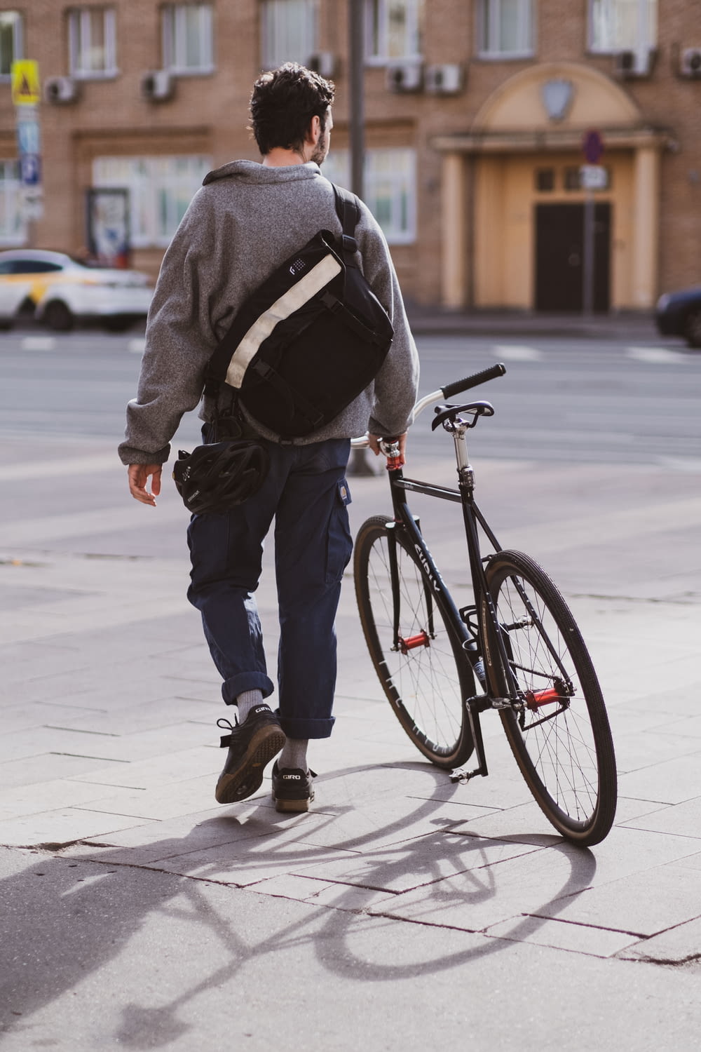 Un hombre caminando con una bicicleta