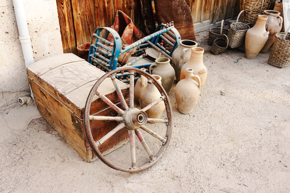 un chariot avec des vases et des pots
