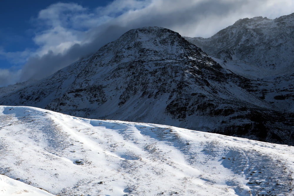 uma montanha nevada com uma trilha