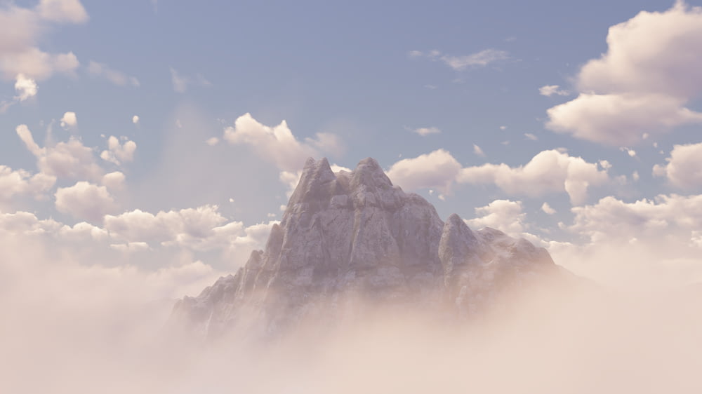Una montagna con le nuvole sottostanti