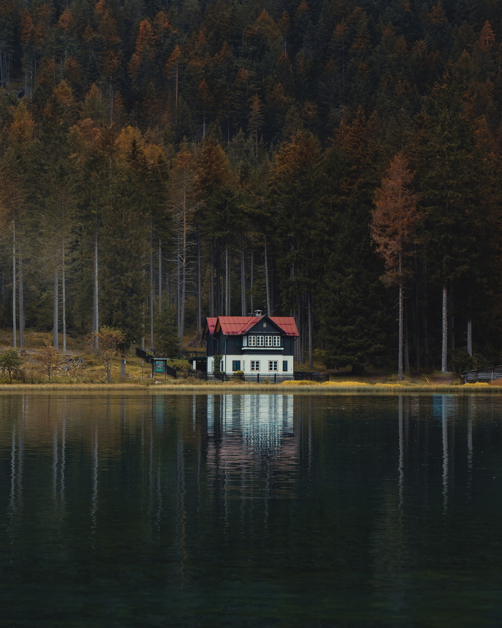 une maison assise au bord d’un lac